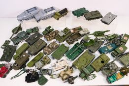 Dinky Toys - Corgi - Solido - Airfix - Others - A collection of diecast and plastic military