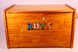 A pine toy chest with twin rope handles, 44 cm x 73 cm x 45 cm.