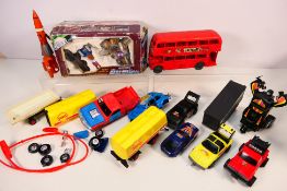 Kenner - Ertl - JR21 - Others - A group of mainly unboxed vintage plastic toys.