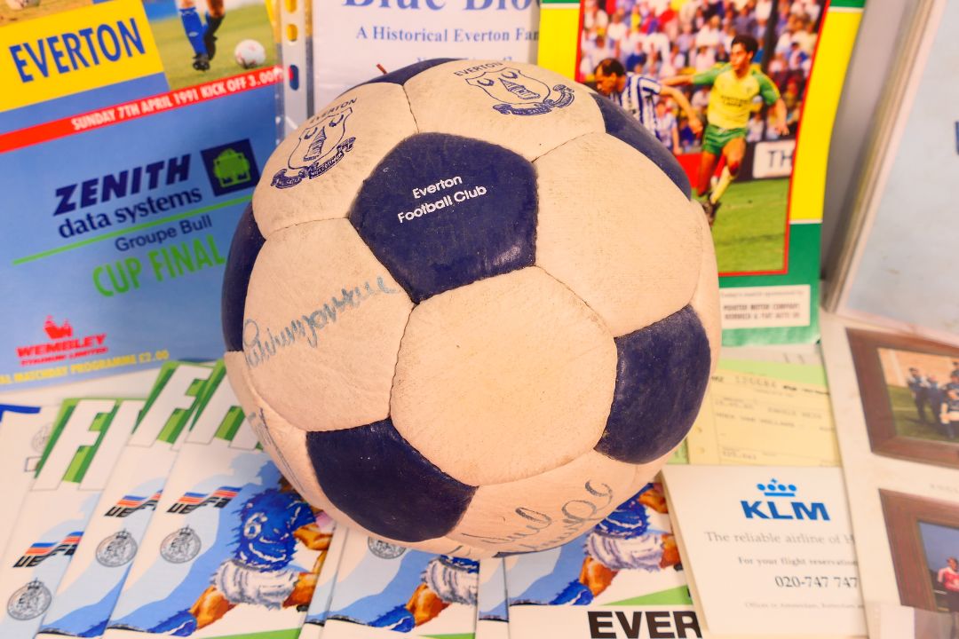 Lot to include an Everton Football Club - Image 5 of 8