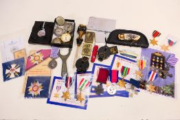A mixed lot of collectibles to include a Franklin Mint folding knife,
