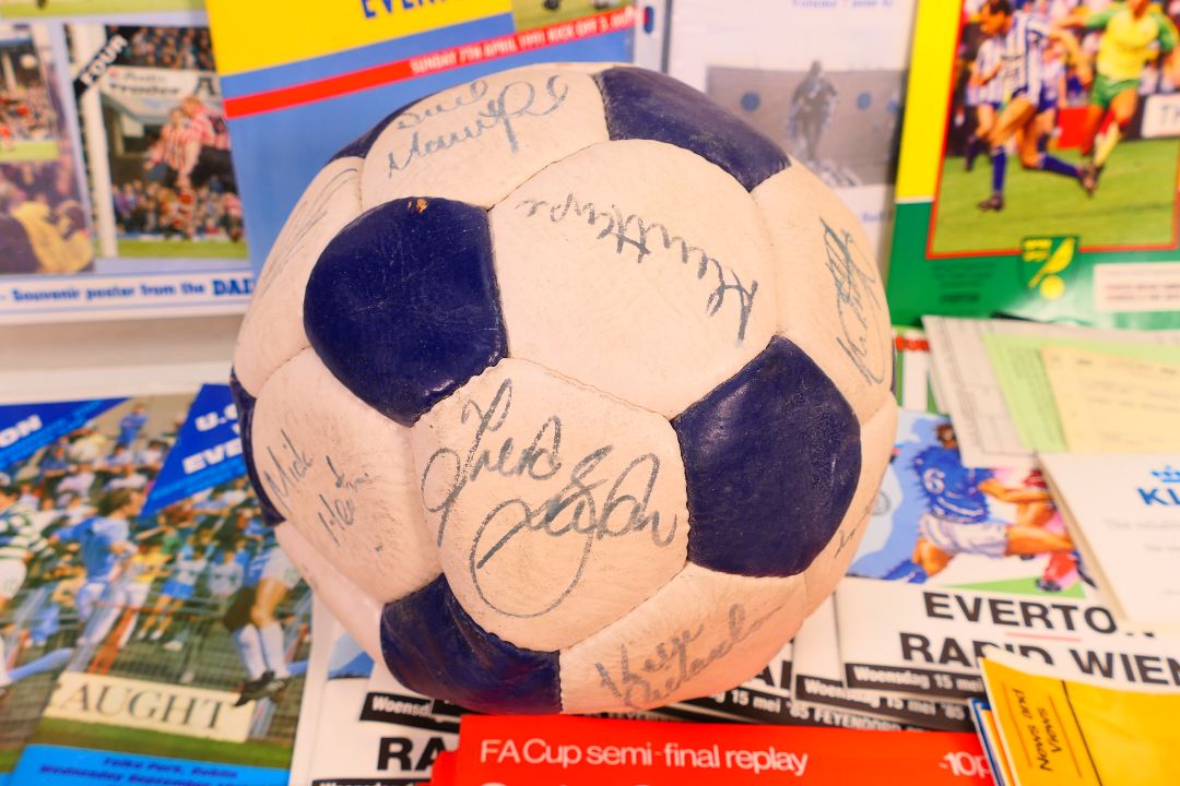 Lot to include an Everton Football Club - Image 8 of 8
