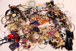 A collection of costume jewellery to inc
