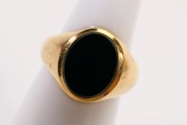 A 9ct yellow gold and onyx signet ring w