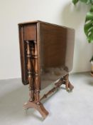 A Victorian mahogany drop leaf gateleg table, extended 110 cm x 66 cm x 74 cm.