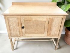 An early 20th century oak single door wash stand, 92 cm x 49 cm x 80 cm.