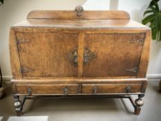 An Edwardian carved oak buffet sideboard, 140 cm x 46 cm x 109 cm.
