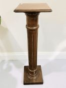 A turned beech jardiniere stand, height 109 cm.