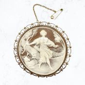 A fine 9ct yellow gold mounted large cameo brooch depicting Diana the Huntress, diameter 70 mm.