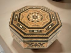 An octagonal parquetry trinket box, diameter 14 cm.