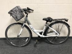 An Apollo Elyse bike, frame 16