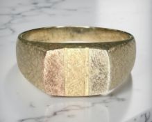 A 9ct three tone yellow gold ring, size Q. CONDITION REPORT: 4.3g.