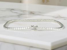 An 18ct white gold diamond tennis bracelet, 2.62ct, length 17.5cm.