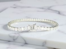 An 18ct white gold diamond tennis bracelet, total 7.10ct, length 18 cm.