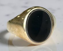A 9ct yellow gold gent's signet ring, size P. CONDITION REPORT: 3.3g.
