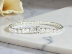 An 18ct white gold diamond tennis bracelet 9.61ct, length 18 cm.