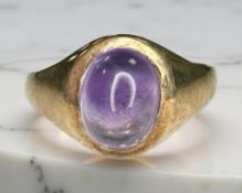 A 9ct yellow gold ring set with a cabochon amethyst, size O. CONDITION REPORT: 3.7g.