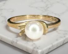 A 9ct yellow gold ring set with a pearl, size M. CONDITION REPORT: 1.5g.