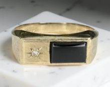 A 9ct yellow gold ring set with black onyx, size Q. CONDITION REPORT: 3g.