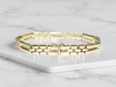 A 9ct yellow gold flat link bracelet, length 19 cm CONDITION REPORT: 13.