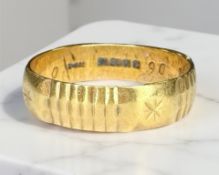 A 22ct yellow gold band ring, size O. CONDITION REPORT: 4.1g.