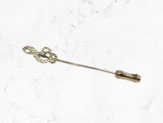 A 9ct yellow gold treble clef lapel pin, length 6 cm CONDITION REPORT: 1.