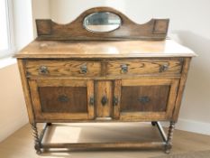 An Edwardian oak mirror-back sideboard on barley twist supports, 122 cm x 49 cm x 115 cm.