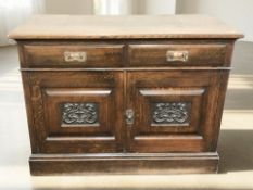 A late Victorian Arts & Crafts oak sideboard, 123 cm x 55 cm x 93 cm.