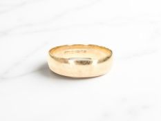 A 9ct gold band ring, size V CONDITION REPORT: 3.