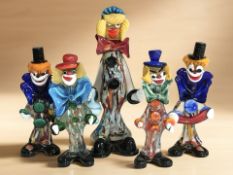 Five Murano glass clowns, tallest 32 cm.
