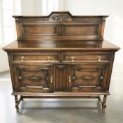 An Edwardian oak sideboard, 140 cm x 51 cm x 135 cm.