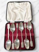 A cased set of six silver grapefruit spoons by Viners of Sheffield.