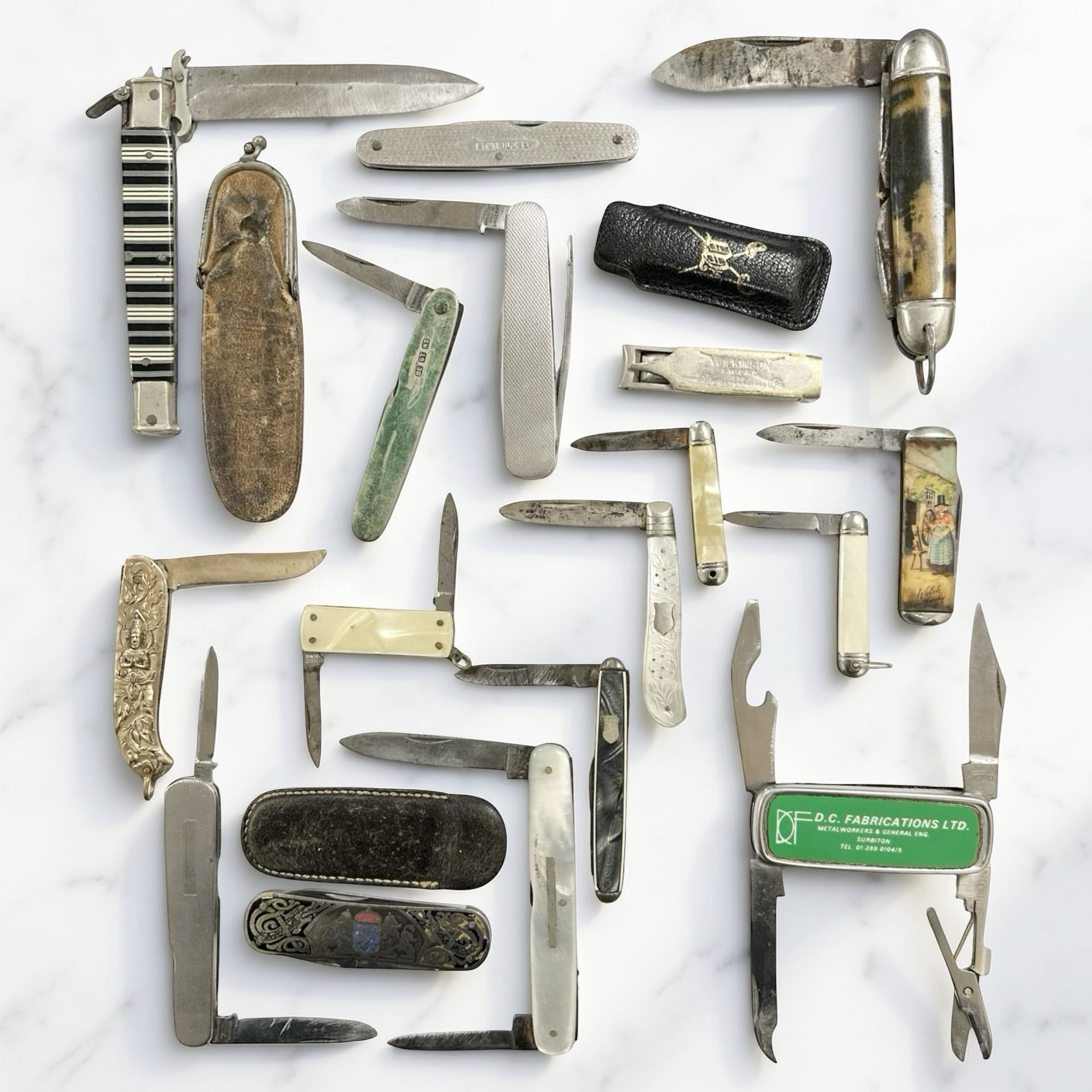 A group of folding pocket/pen knives and multi-tools,