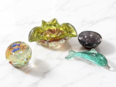 A Hospodka triform dish, diameter 20 cm, a Ferro Murano Bullicante amethyst glass bowl,