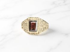 A 9ct gold garnet ring, size O. CONDITION REPORT: 4.