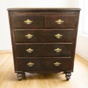An Edwardian painted pine chest of five drawers, 104 cm x 45 cm x 129 cm.