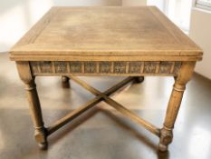 An Edwardian carved oak pull-out extending dining table, extended 168 cm x 91 cm x 77 cm,