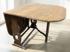 An oak gateleg drop-leaf dining table, width 90 cm.