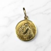 A gold religious disc pendant, stamped 750, diameter 13mm CONDITION REPORT: 2.