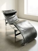 After Le Corbusier : A modern LC4 chrome and black leather lounger chair/chaise longue,