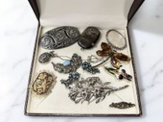 A silver vesta case, together with costume jewellery, brooches, etc.