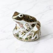 A Royal Crown Derby Old Imari frog paperweight No. 3010 of 4500, gold stopper.