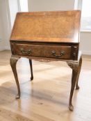 A 20th century walnut lady's writing bureau, 67 cm x 43 cm x 102 cm.