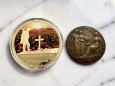 A World War I centenary remembrance day commemorative gold plated coin, diameter 7 cm,