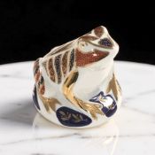 An Imari frog paperweight in the style of Royal Crown Derby, height 9 cm.