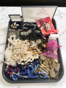 Assorted costume jewellery, simulated pearls, bead necklaces, etc.