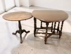 A 20th century oak gateleg drop leaf dining table, length 120 cm,