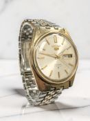 A gent's stainless steel and gold-plated Seiko 5 automatic calendar centre seconds wristwatch,