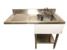 A stainless steel sink with undershelf, 120 cm x 61 cm x 95 cm.