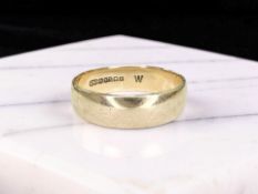 A 9ct gold band ring, size Y CONDITION REPORT: 5.